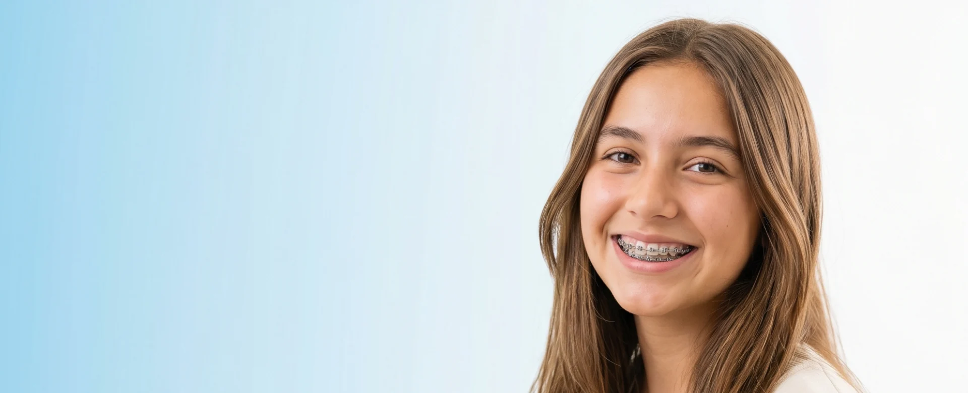 Paciente sonriendo con brackets metálicos en Clínica Odontoline